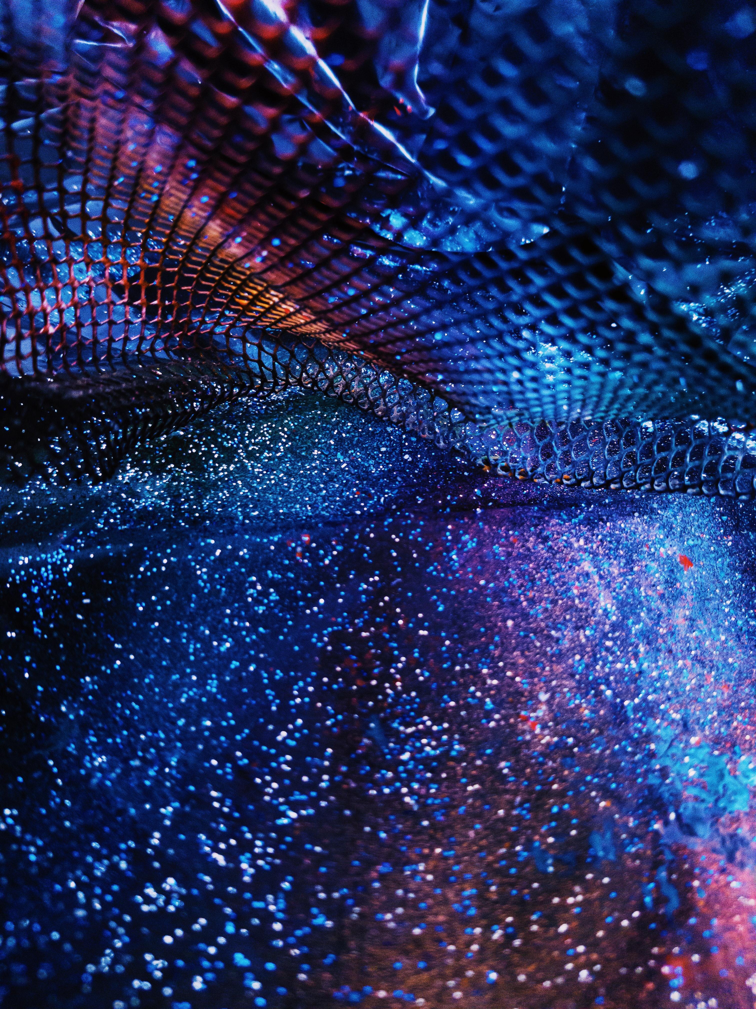 Efecto de luces azules y naranjas sobre fondo oscuro.